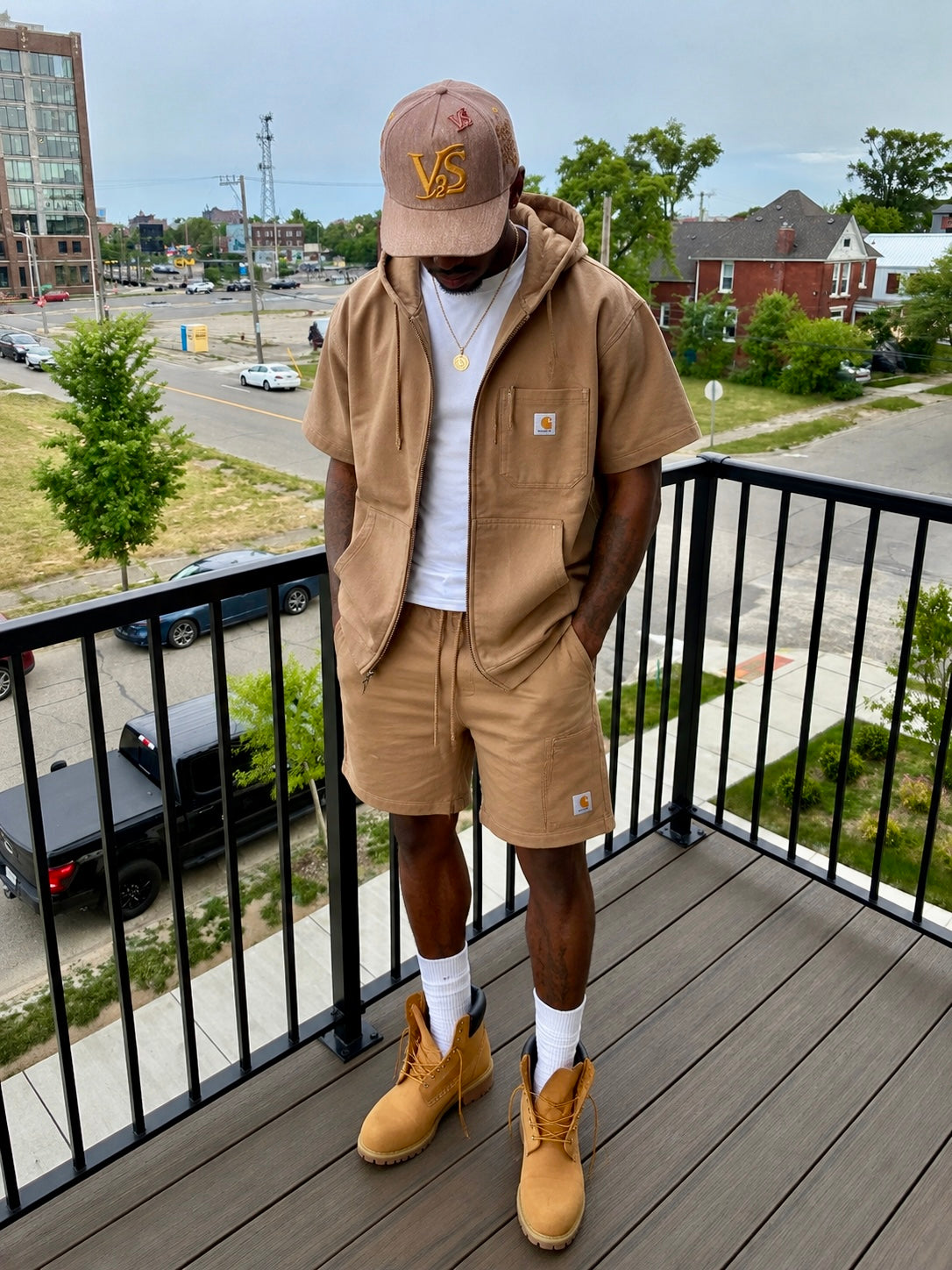 V-SQRD Premium Suede Snapback – Sandstone Gold Edition Premium sandstone suede snapback featuring raised gold VS² embroidery, custom interior branding, curved brim construction, and signature V-SQRD detailing. Built for those who move with Vision, Strengt