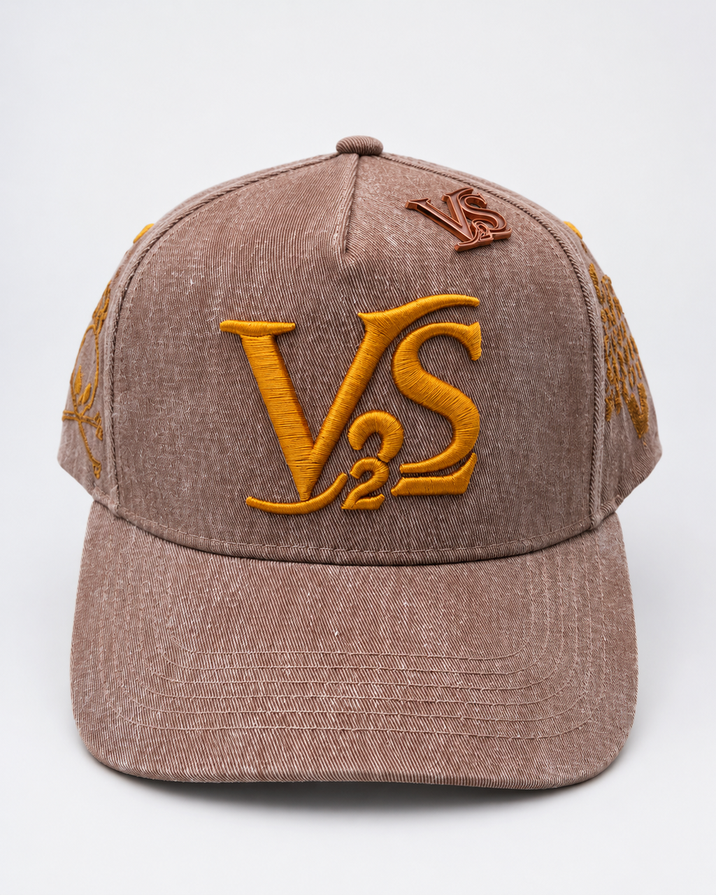 V-SQRD Premium Suede Snapback – Sandstone Gold Edition Premium sandstone suede snapback featuring raised gold VS² embroidery, custom interior branding, curved brim construction, and signature V-SQRD detailing. Built for those who move with Vision, Strengt