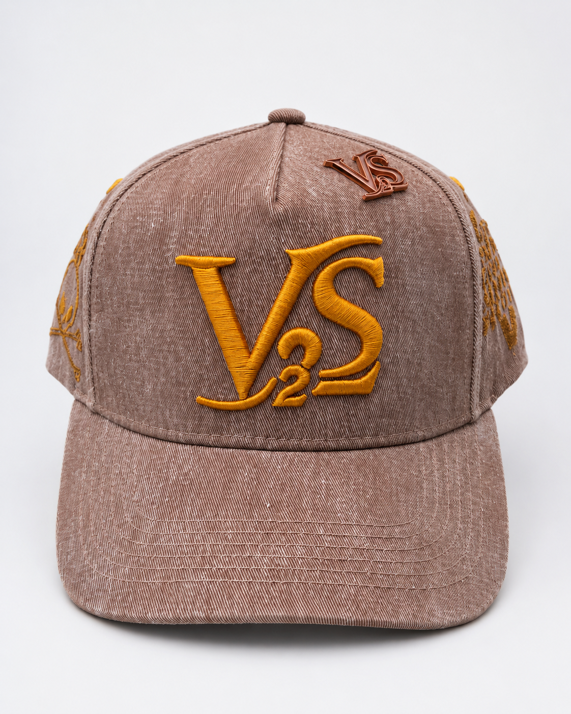 V-SQRD Premium Suede Snapback – Sandstone Gold Edition Premium sandstone suede snapback featuring raised gold VS² embroidery, custom interior branding, curved brim construction, and signature V-SQRD detailing. Built for those who move with Vision, Strengt