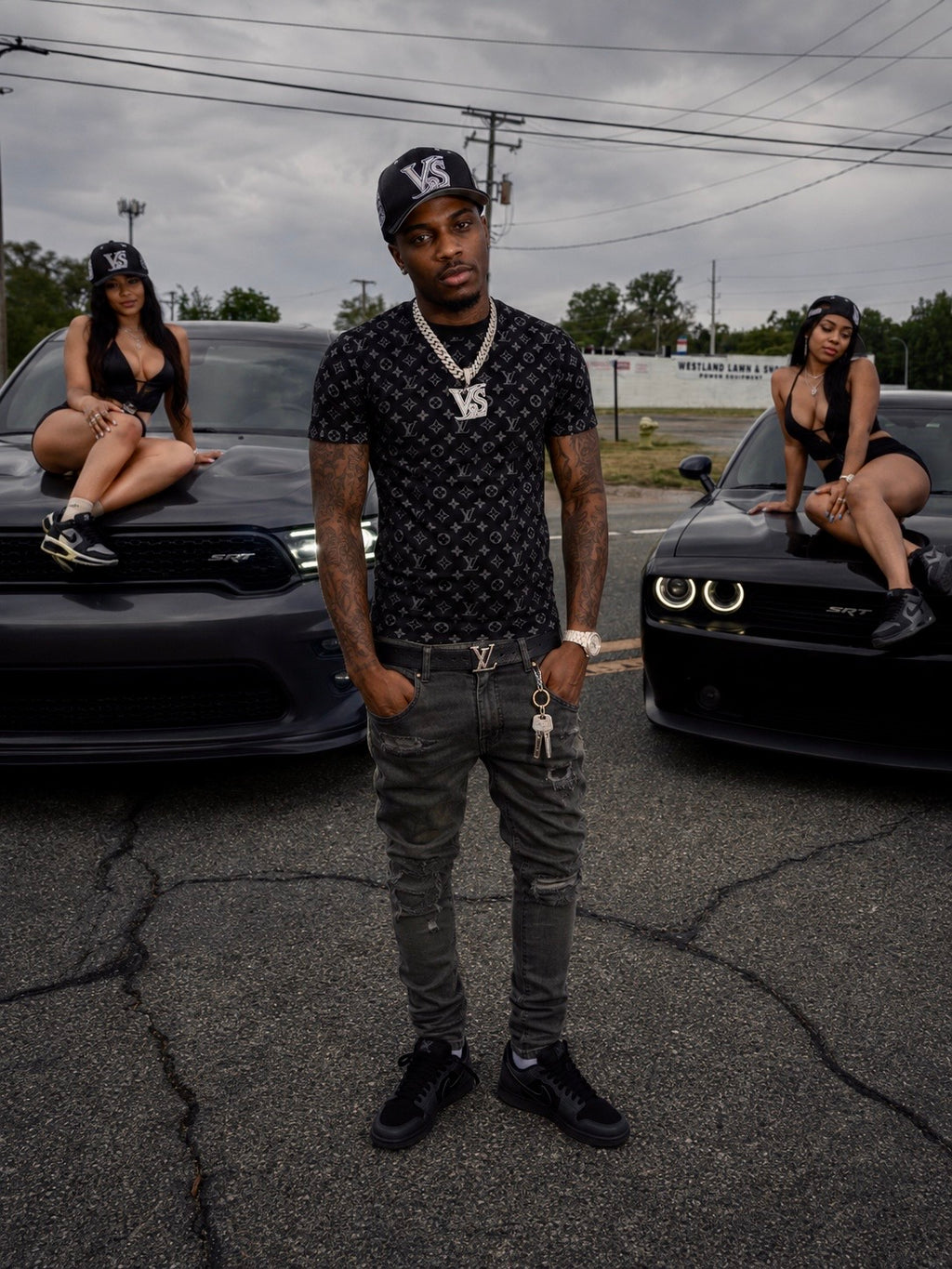 V-SQRD Signature Premium Snapback – Black & Silver Edition The Signature Black & Silver Edition was created for those who prefer a clean and powerful look.

The all-black body provides versatility while the silver embroidery creates the perfect contrast,